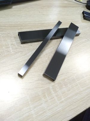 Harga yang bagus 0.5mm Ketebalan Stainless Steel Trim Strips Hairline Dengan AFP on line